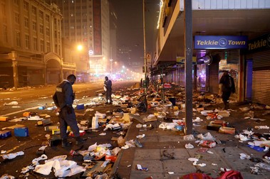 Mizeria lăsată în urmă după o noapte de violențe și jafuri Foto:EPA-EFE/STR