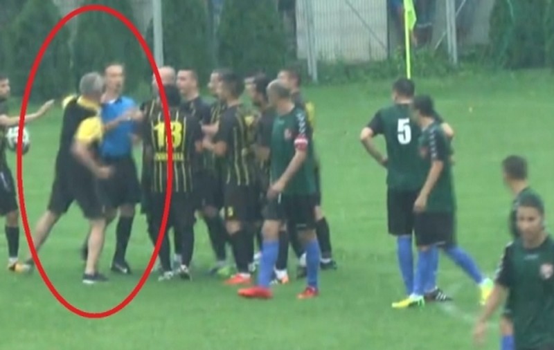 Meci cu scandal în Liga a V-a! Un arbitru a fost băgat în spital de doi jucători