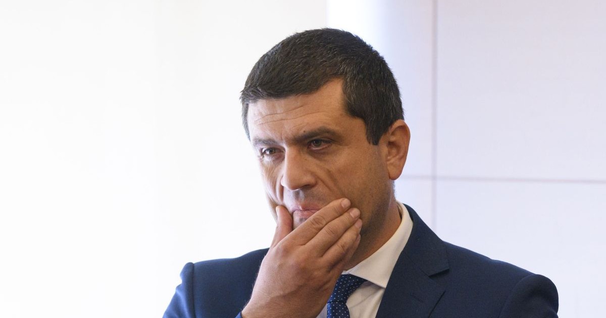 Radu Miruță, gânditor, duce mâna dreaptă la față, iunie 2025