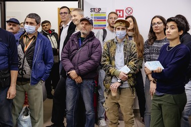 Oamenii care au venit la lansarea cărții de poezii a lui Costel Pitorac