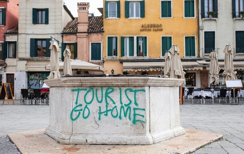 Protest împotriva turismului excesiv, slogan pulverizat pe o fântână, Campo Santa Margerita, Veneția, Italia, Europa