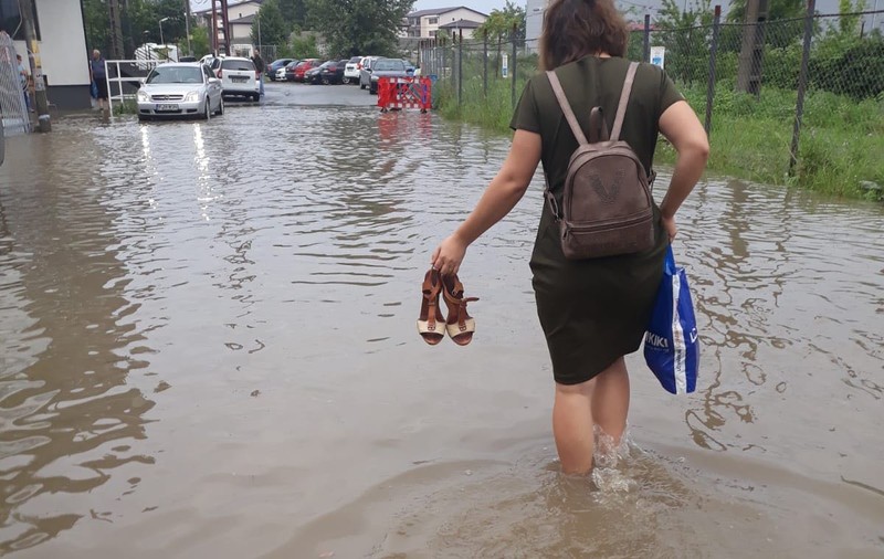 UPDATE/ Străzi inundate în București, după codul portocaliu de ploi. Pompierii au intervenit în mai multe zone din Capitală (GALERIE FOTO)