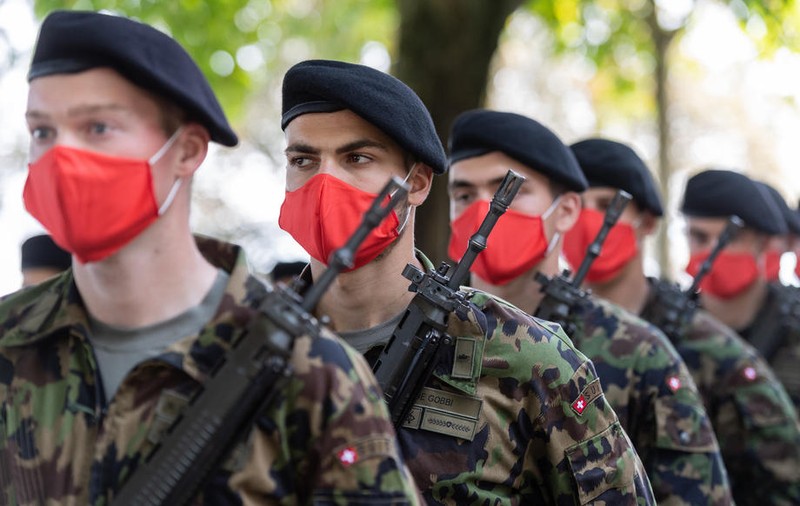 Elveția experimentează serviciul militar de acasă, din cauza pandemiei. „Este soluția ideală”