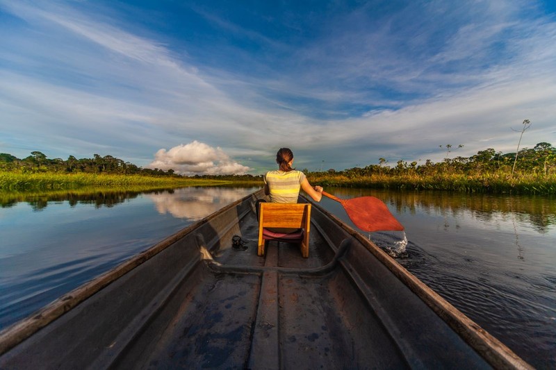Cu canoea pe Rio Napo, în Parcul Naţional Yasuni din Ecuador