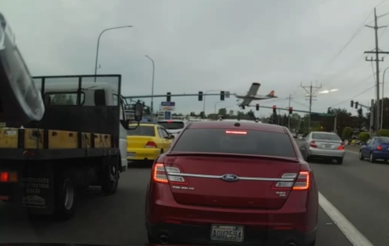 VIDEO| Prăbușirea unui avion filmată de un șofer care stătea la semafor