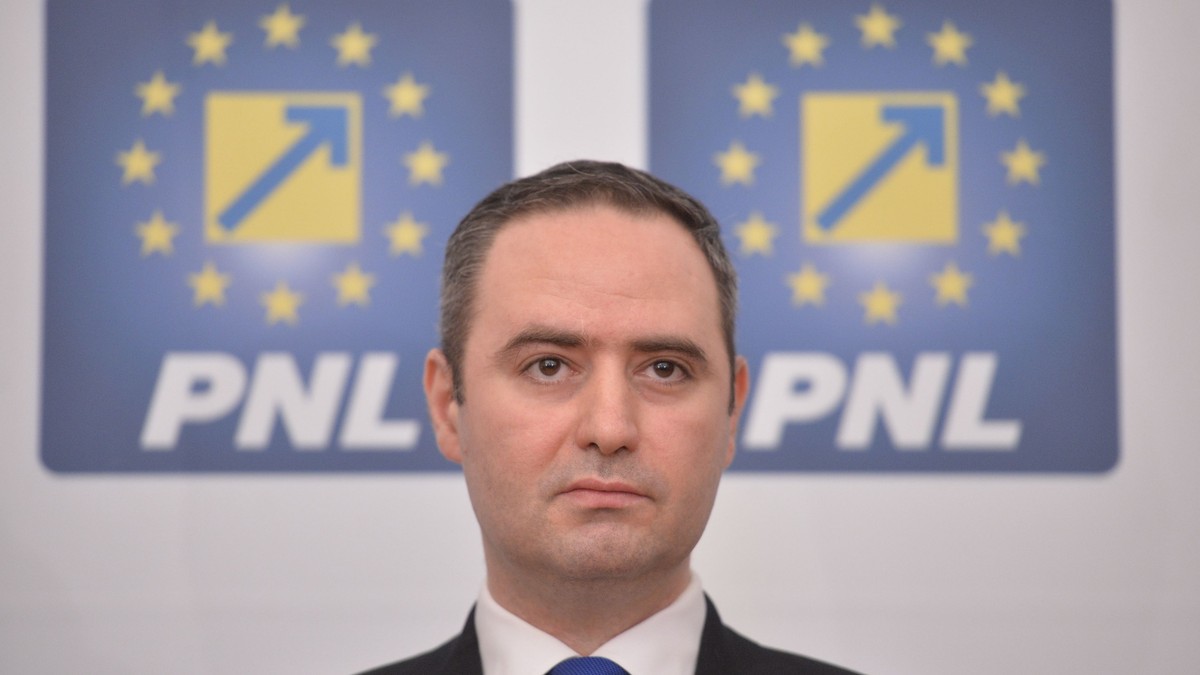 Finanțelor îl contrazic pe Cîțu în privința sporurilor: sunt 10 miliarde de lei pe an, nu 27 de miliarde. Cu tot cu celelalte beneficii suma ajunge la 24,9 miliarde de lei. Alexandru Nazare, cu sigla PNL în spate