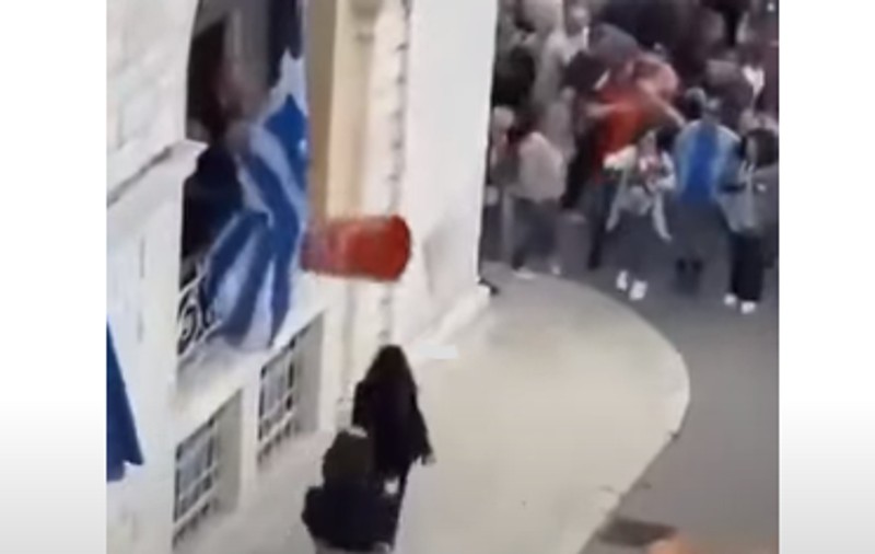 Viceprimarul din Corfu a băgat în spital o tânără, căreia i-a aruncat, din greșeală, în cap o oală uriașă de ceramică | VIDEO