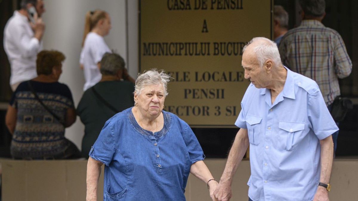Persoane in varsta merg in fata sediului Casei de Pensii a Municipiului Bucuresti, in timpul unei conferinte de presa pe tema recalcularii pensiilor, vineri, 30 august 2024.