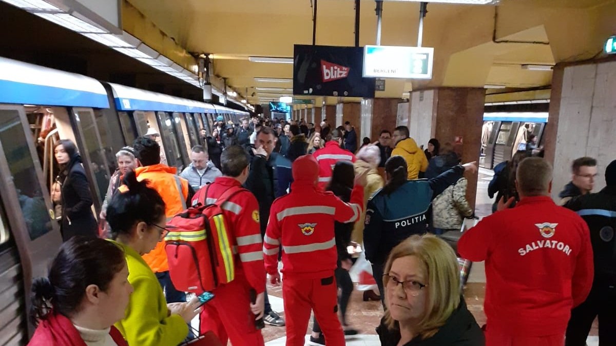 Imagine surprinsă la stația de metrou Tineretului, joi seară, 16 martie