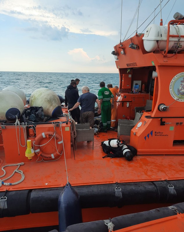 Plută militară de salvare, cel mai probabil de proveniență rusească, găsită în Marea Neagră, în apropiere de Portul Constanța