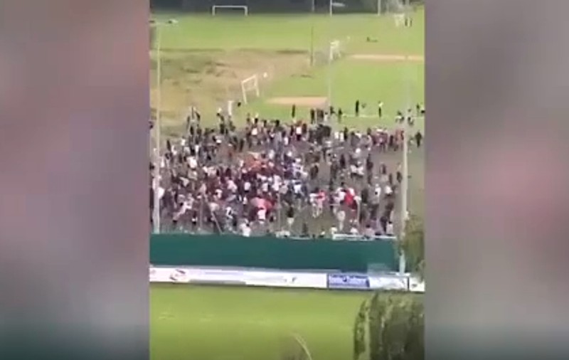 1.000 de oameni au mers la un meci de fotbal în Elveția și au invadat terenul. N-au dat doi bani pe regulile de distanțare socială