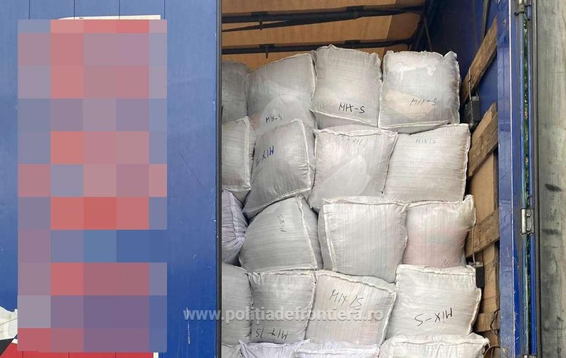 Peste 33 de tone de deşeuri textile şi aparate de cafea, oprite la intrarea în țară. Unde urmau să ajungă