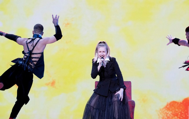 Ester Peony, la prima apariție pe scena Eurovision. "Voi cânta pentru toți românii și îi invit să fie alături de mine, pentru că reprezint țara noastră la cea mai mare competiție muzicală din lume" | FOTO & VIDEO