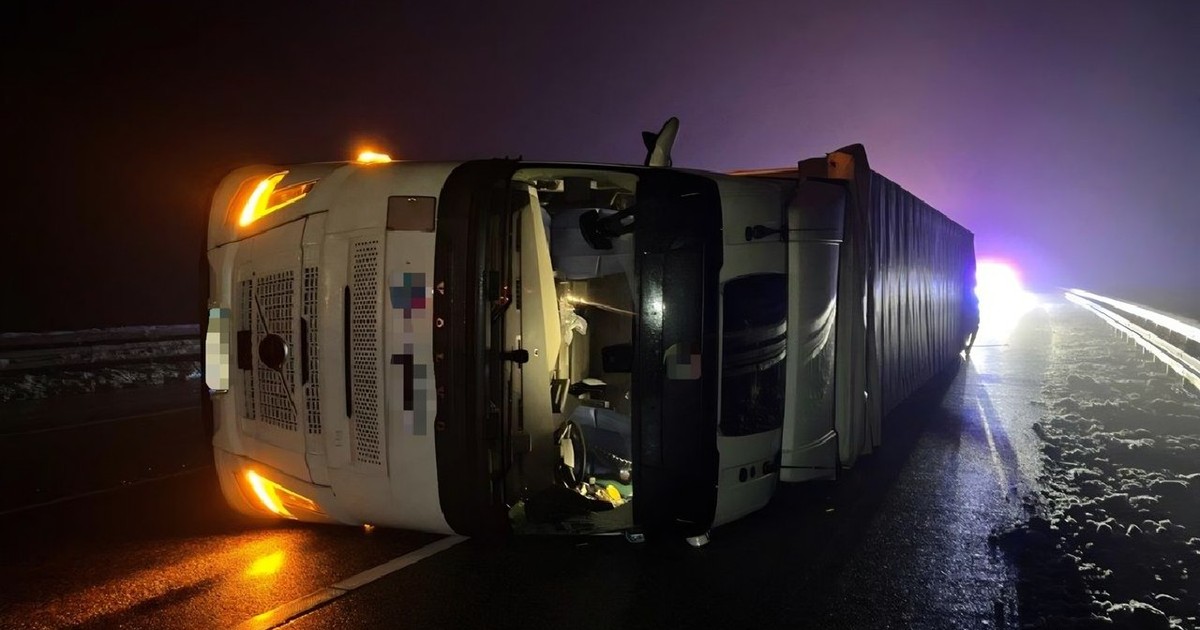 Un camion alb, răsturnat, pe o autostradă din Germania, noaptea