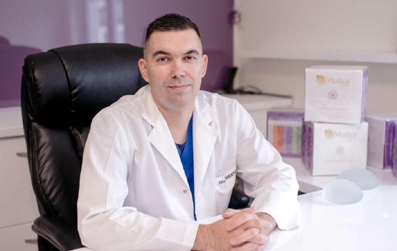 Clinica Cosmedica lansează platforma ginecomastie.ro – un nou reper digital pentru bărbații care se confruntă cu ginecomastia