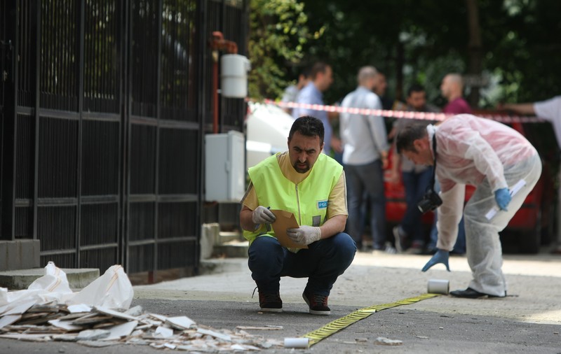 FOCURI DE ARMĂ ÎN BUCUREŞTI! Un bărbat A FOST ÎMPUŞCAT de un poliţist | FOTO