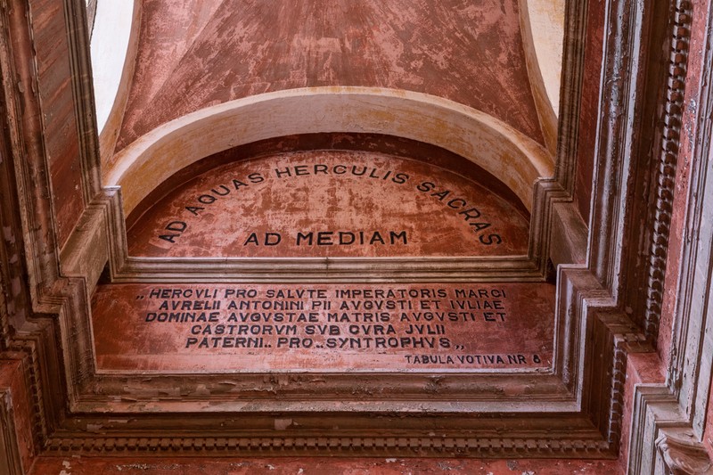 Așa au denumit romanii templul balnear, adică „La apele sfinte ale lui Hercules de lângă Mehadia”