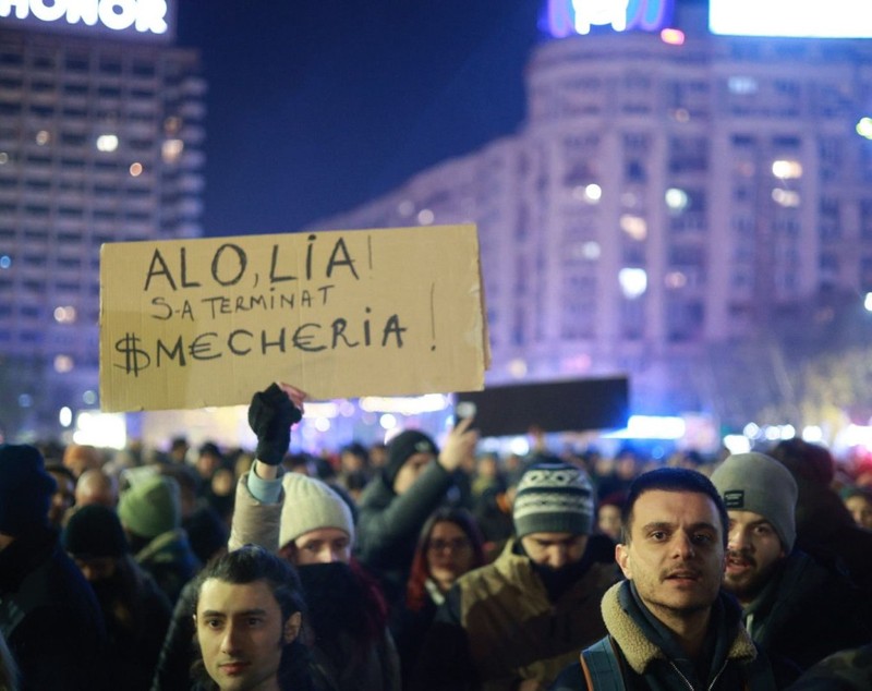 Nou protest în Piața Victoriei din București. Câteva mii de oameni au cerut demisia șefei Curții Supreme, Lia Savonea, pentru neregulile din justiție, în a patra zi consecutivă