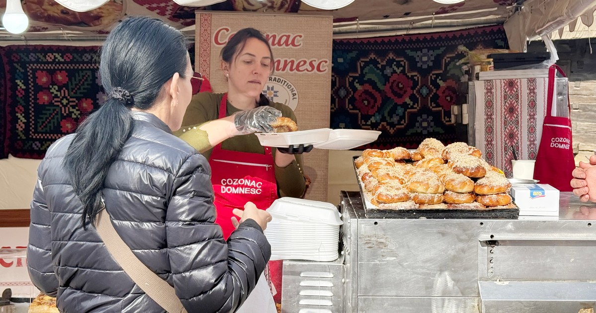 A fost coadă pentru o porție de mucenici moldovenești la târgul bucureștean. Foto: Libertatea