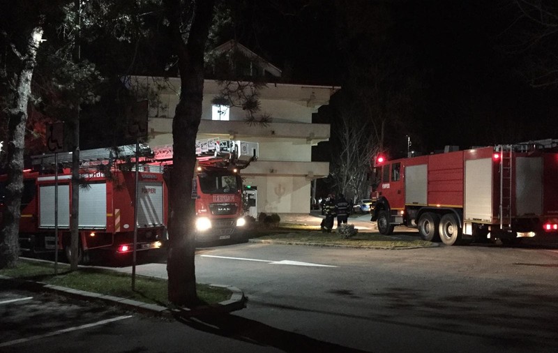 Incendiu la Spitalul de Psihiatrie din Craiova, provocat de un pacient. Trei cadre medicale au fost rănite, după ce au sărit de la etajul 1