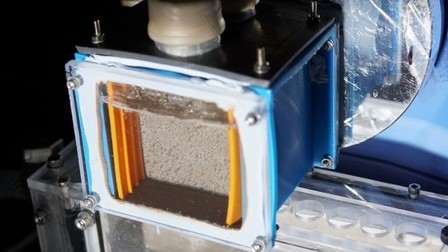 “Frunza artificială” transformă lumina Soarelui, apa și dioxidul de carbon în combustibil lichid Sursa foto: Universitatea Cambridge via BBC
