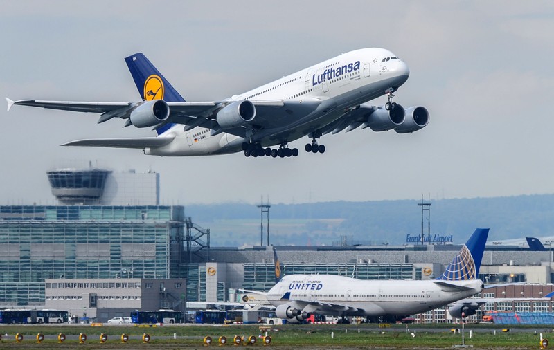 Haos pe aeroportul din Frankfurt. Traficul aerian a fost întrerupt temporar din cauza unei drone