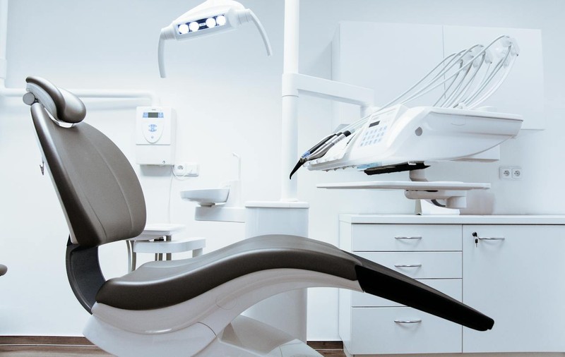 Sfaturi pentru prevenirea și tratarea durerilor de dinți: Cum să acționezi în caz de urgențe dentare
