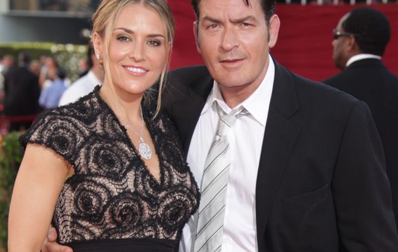 Charlie Sheen a fost pus oficial sub acuzaţie pentru agresiune