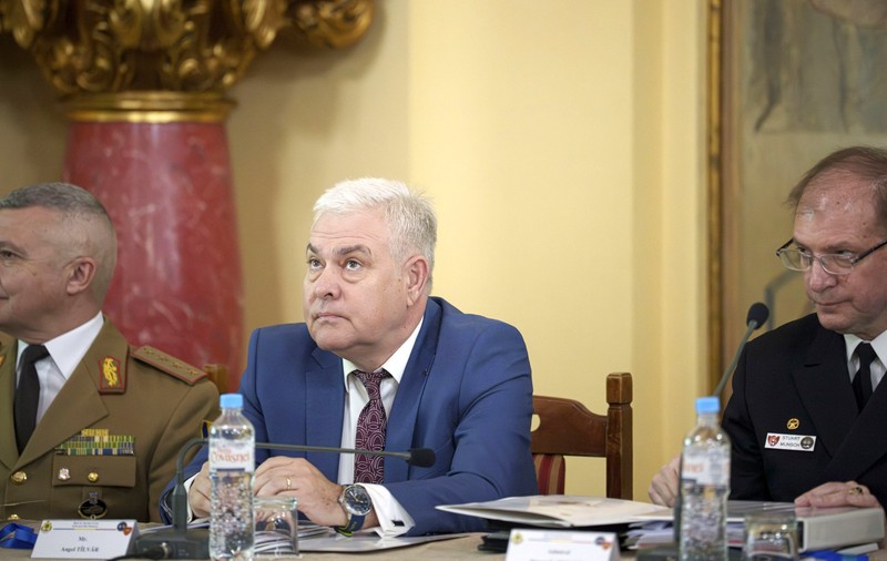Ministrul apărării nu a venit în Parlament la discuțiile despre doborârea dronelor rusești. Armata nu poate trage pe timp de pace, conform legii