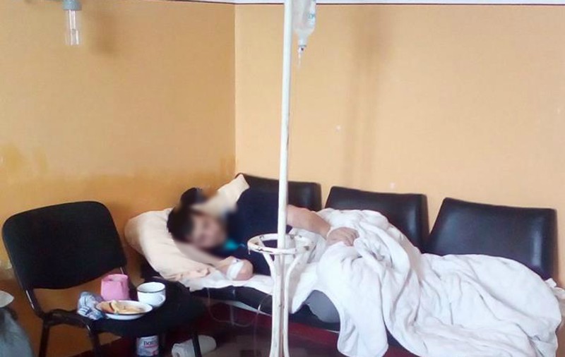 Un tânăr a fost internat pe holul spitalului din Mediaș. Patul pentru bolnavul de diabet a fost improzivat din mai multe scaune