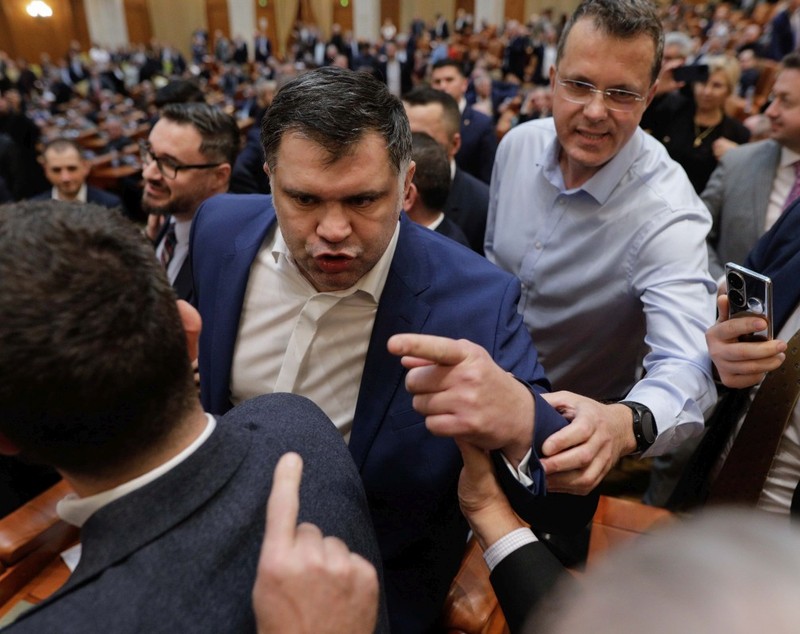 Tensiuni în Parlament la dezbaterea bugetului. Doi deputați AUR și PSD s-au certat cu UDMR: „Miroși a palincă, mă!”. Daniel Ghiță l-a tras de ureche pe un parlamentar USR