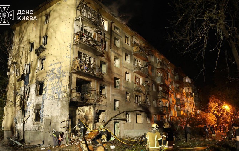 Rusia a atacat din nou Kievul cu rachete balistice. Cel puțin nouă oameni au murit