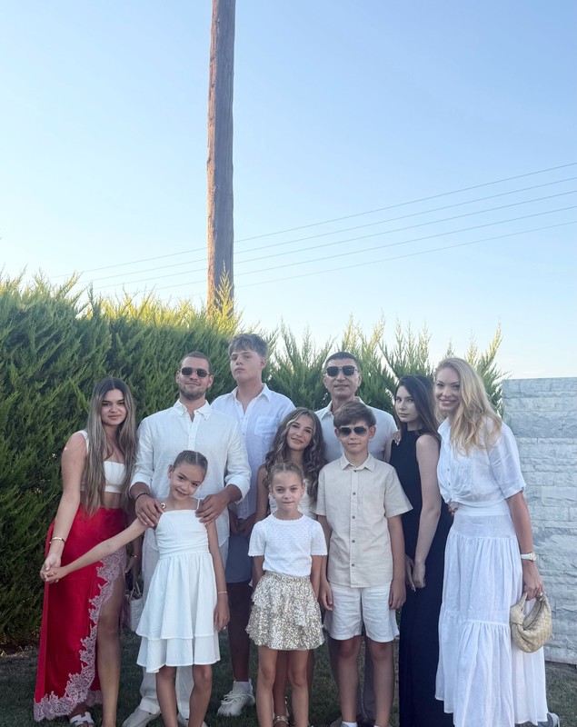 Imagini rare cu cei nouă copii ai lui Cristi Borcea. Valentina Pelinel, mesaj emoționant despre familia numeroasă