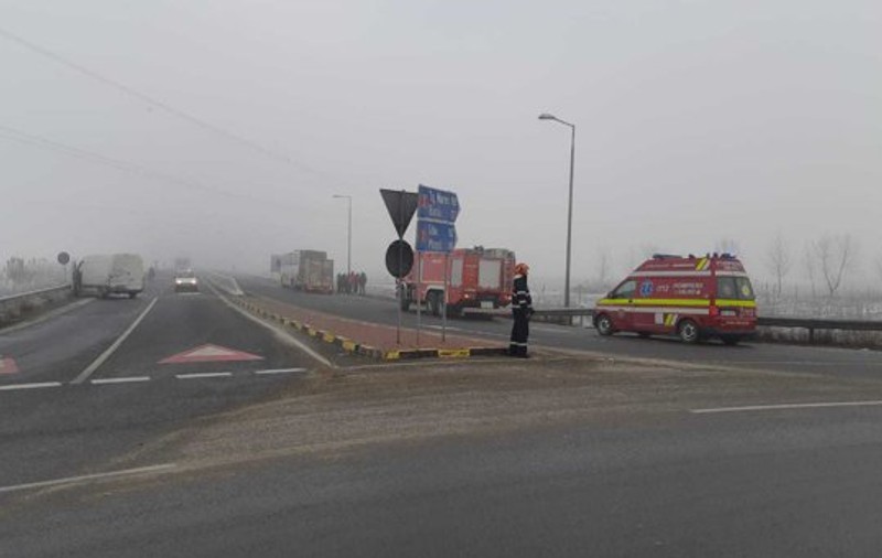 Un autocar cu 55 de persoane a fost implicat într-un accident rutier. A lovit două mașini