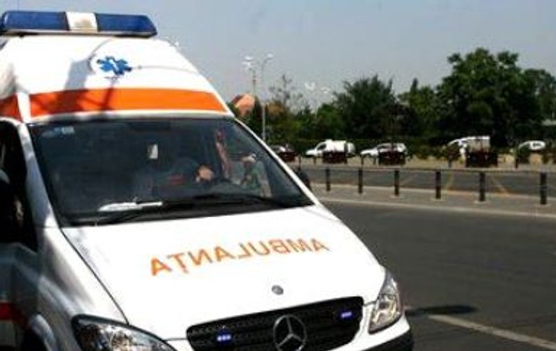 Un copil de 12 ani a ajuns la spital după ce a fost lovit de o ambulanță în Năsăud