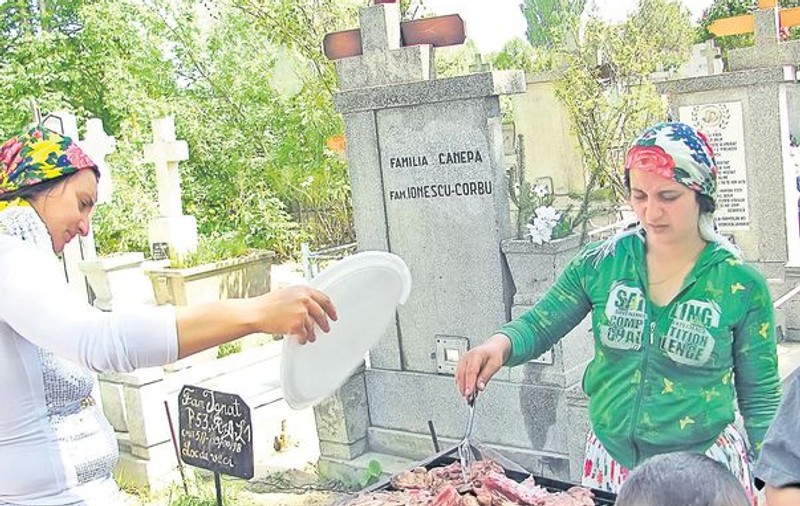 Țiganii au făcut grătar în cimitir