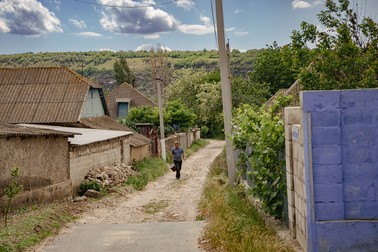 Puținii săteni rămași în Molovata trăiesc din muncile câmpului