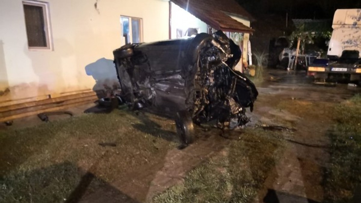 Un șofer băut a intrat într-o casă din Arad și a ucis o femeie. Doi copii au fost răniți