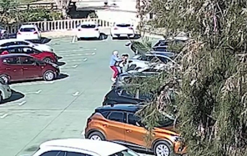 Româncă filmată când tâlhărește violent un bătrân, ziua-n amiaza mare, într-o parcare dintr-un orășel spaniol | VIDEO