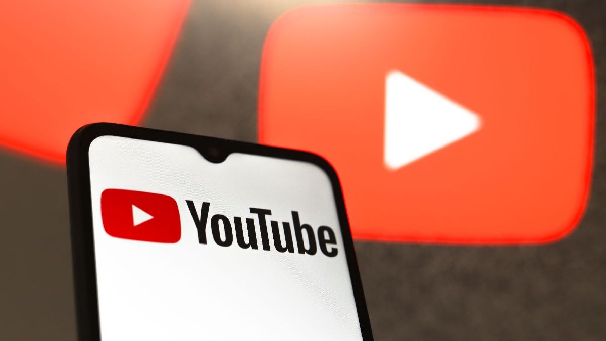 Logo-ul YouTube, afișat pe ecranul unui telefon.