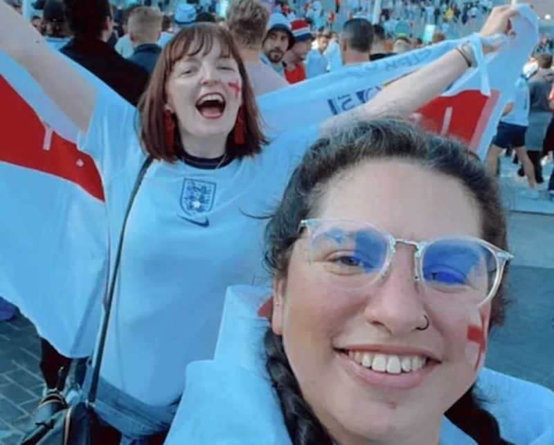 Nina, în prim-plan, alături de prietena ei, pe Wembley. Foto. Facebook