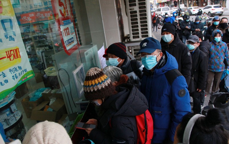 Clinici improvizate și cozi la medicamente. China se pregătește pentru un nou val COVID, după ridicarea restricțiilor