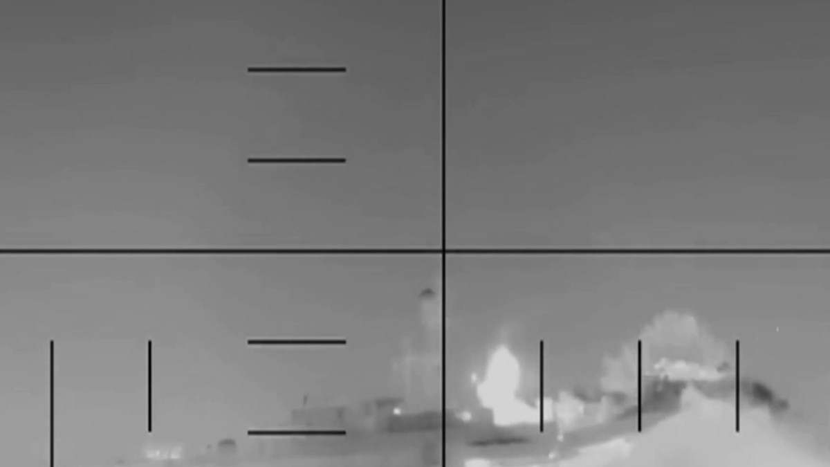 O fregată iranian filmată în timp ce explodează după ce este lovită de o torpilă americană dintr-un submarin