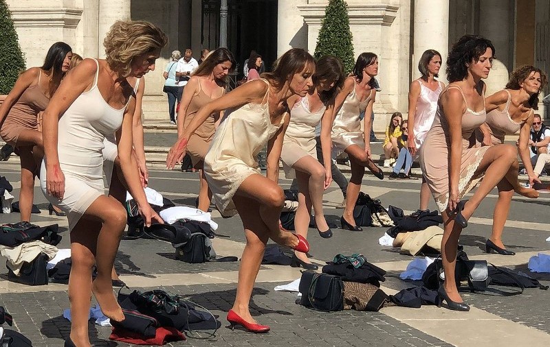 VIDEO | Foste stewardese de la Alitalia au protestat la Roma dându-și jos uniformele