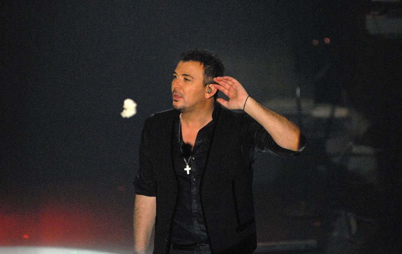 Antonis Remos, celebra voce pop a Greciei, vine la București