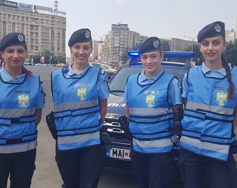 Jandarmeriţele care luptă cu vorba, nu cu scutul, în prima linie la proteste şi manifestări publice