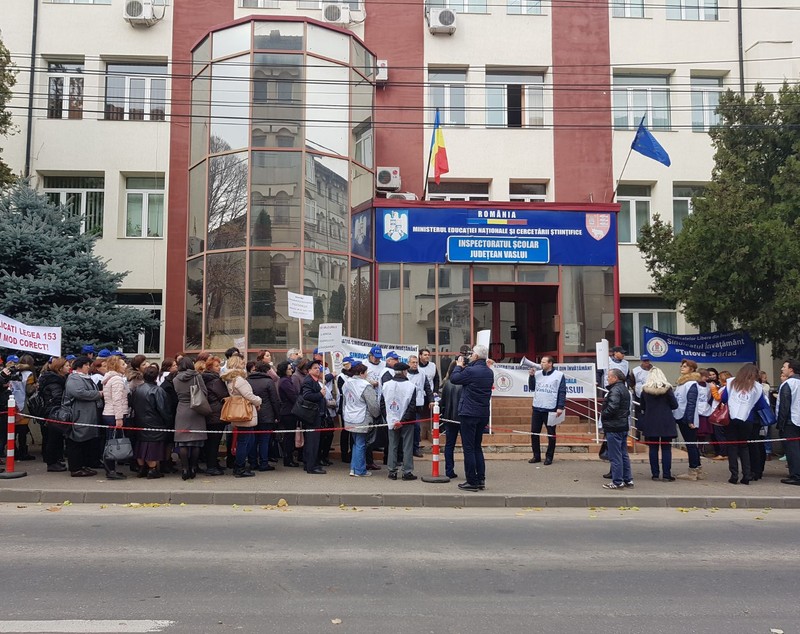 #SalariileRomanilor: Profesorii au ieșit în stradă la Vaslui: ”Sistați abuzurile la adresa personalului din învățământ”| FOTO&VIDEO REPORTAJ