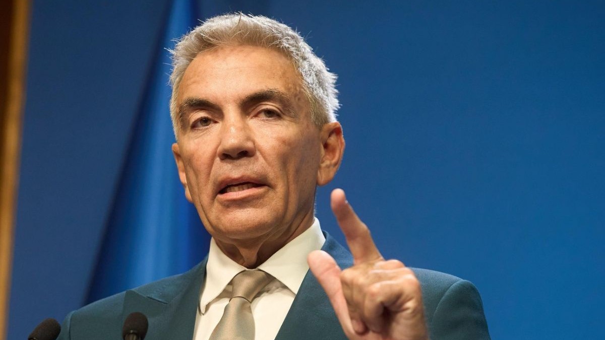 Dragos Anastasiu vicepremier Guvernul Bolojan, surprins in timpul unei conferinte la Palatul Victoria, cu degetul aratator de la mana stanga ridicat