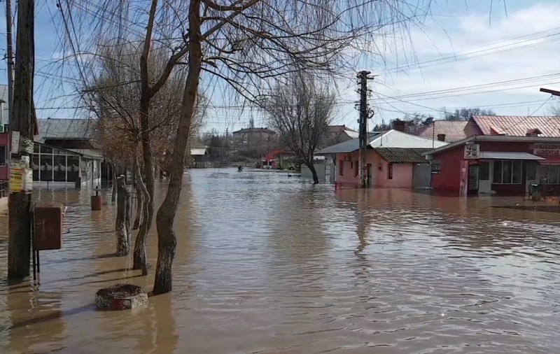 Cod galben și portocaliu de inundații, până miercuri seara