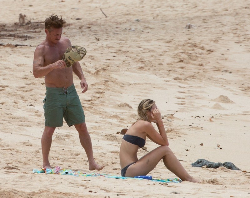 FOTO | Sean Penn, vacanță în Hawaii alături de iubita lui de 26 de ani. Cum arată Leila George în costum de baie